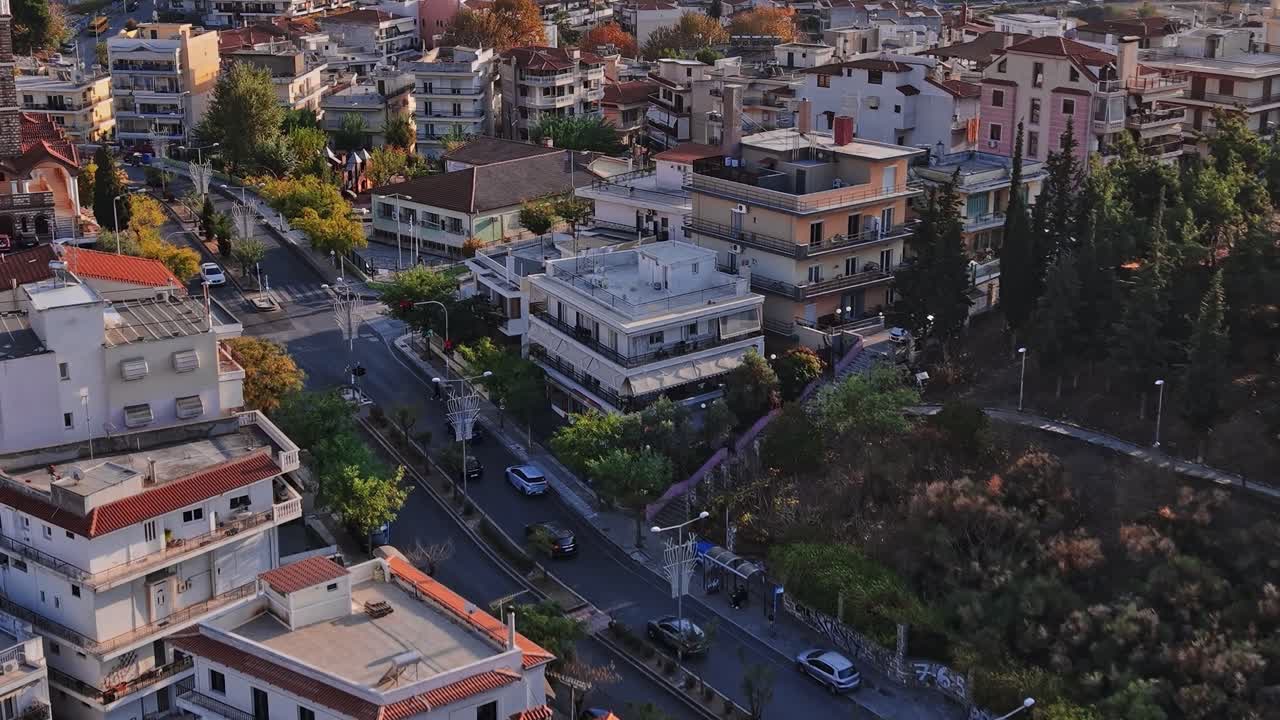 Vista de casas e estradas em uma cidade na Grécia durante o dia