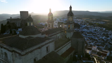drone girando sobre la catedral de la ciudad andaluza de olvera durante el amanecer en cádiz, andalucía, españa