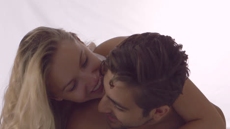 chica rubia abrazando a su novio por detrás
