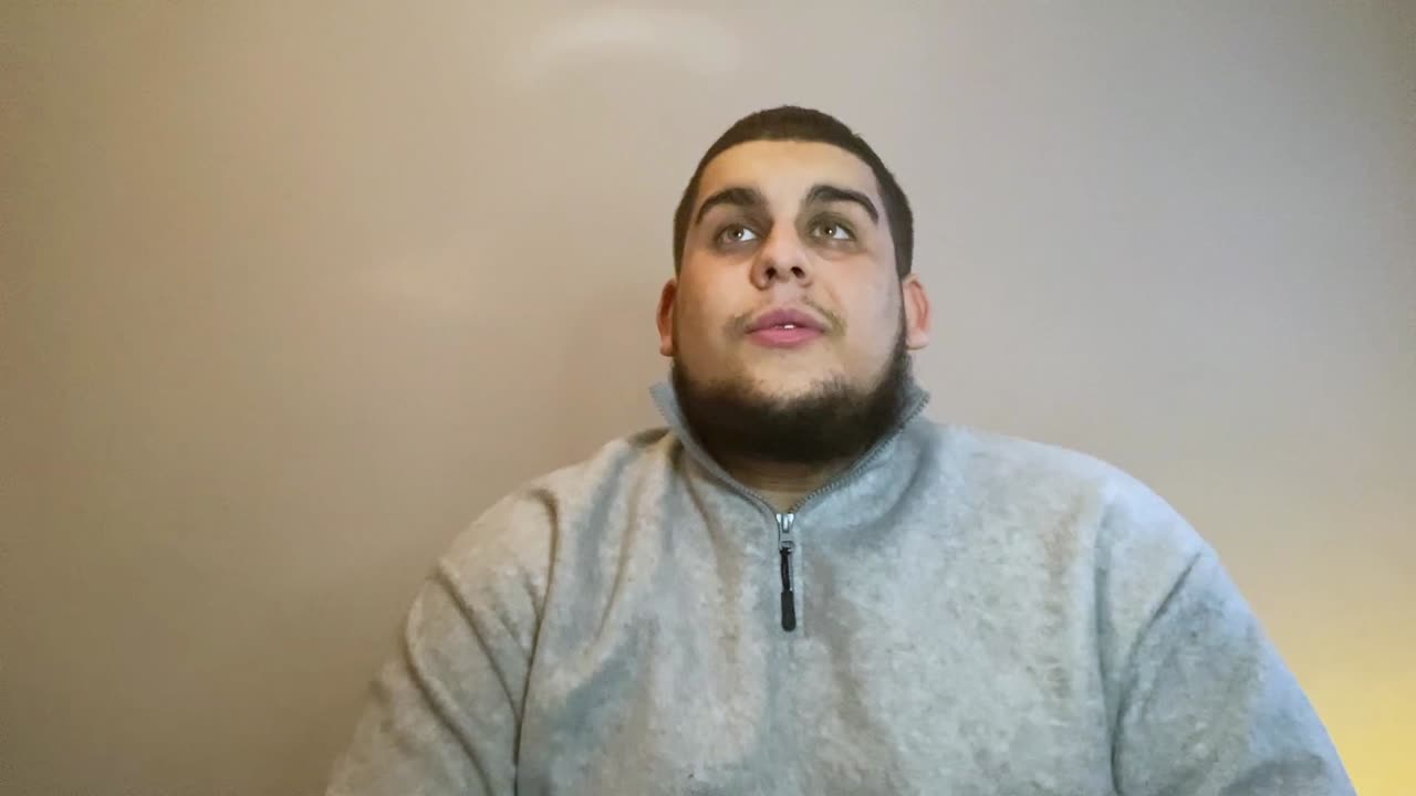 joven estudiante universitario hablando directamente a la cámara durante la sesión de terapia en línea