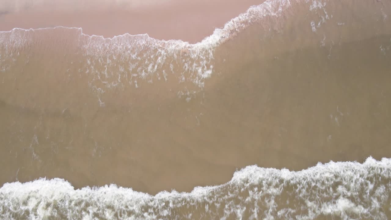 볏이있는 whitecaps에 가까이