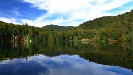 Cascada-Y-Lago-En-El-Parque-De-Los-Lagos-De-Plitvice,-Croacia