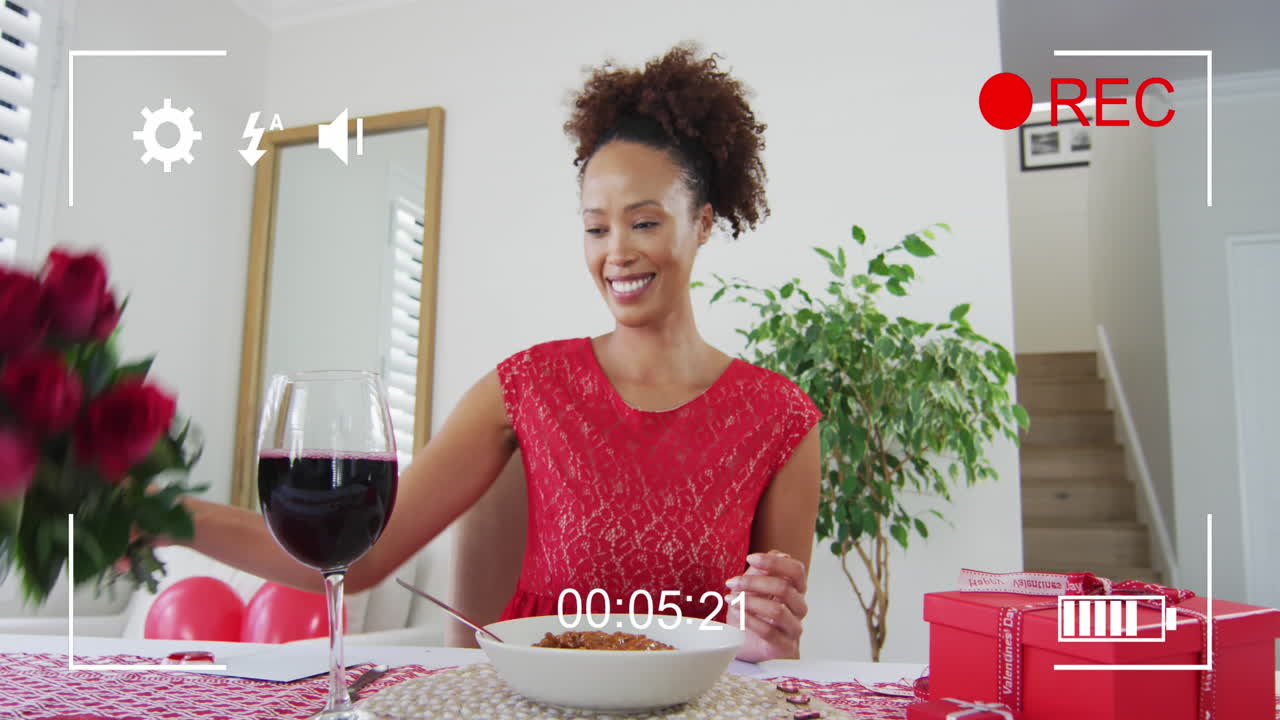 animación de la interfaz de video sobre mujer afroamericana teniendo llamada de video y sosteniendo flores.