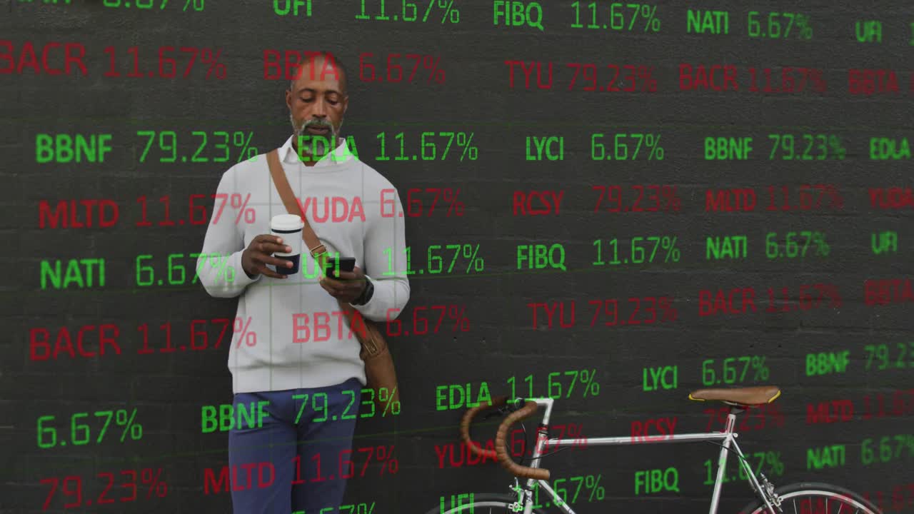 Animazione di un tabellone di trading su un uomo afroamericano con caffè che usa lo smartphone accanto a una bicicletta.