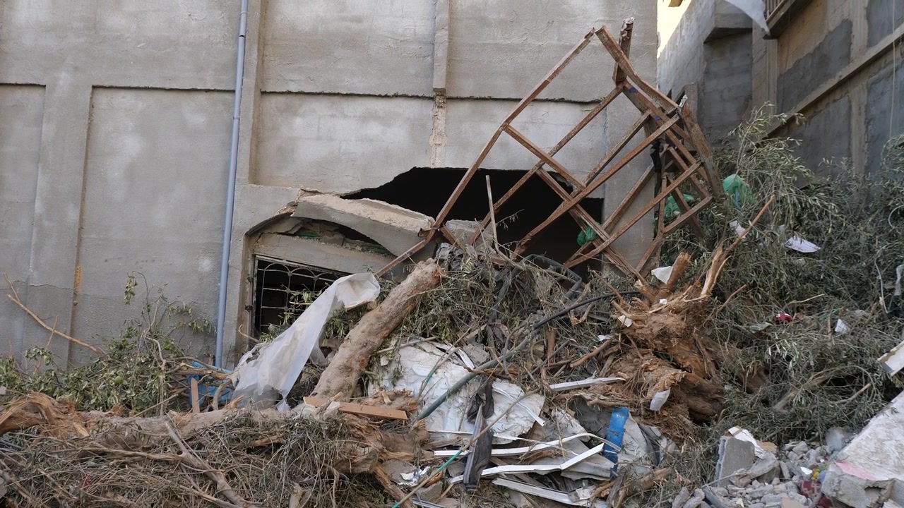 Detriti di un edificio crollato a causa di un attacco da parte di soldati israeliani dell'IDF nella città di Rafah, Palestina.