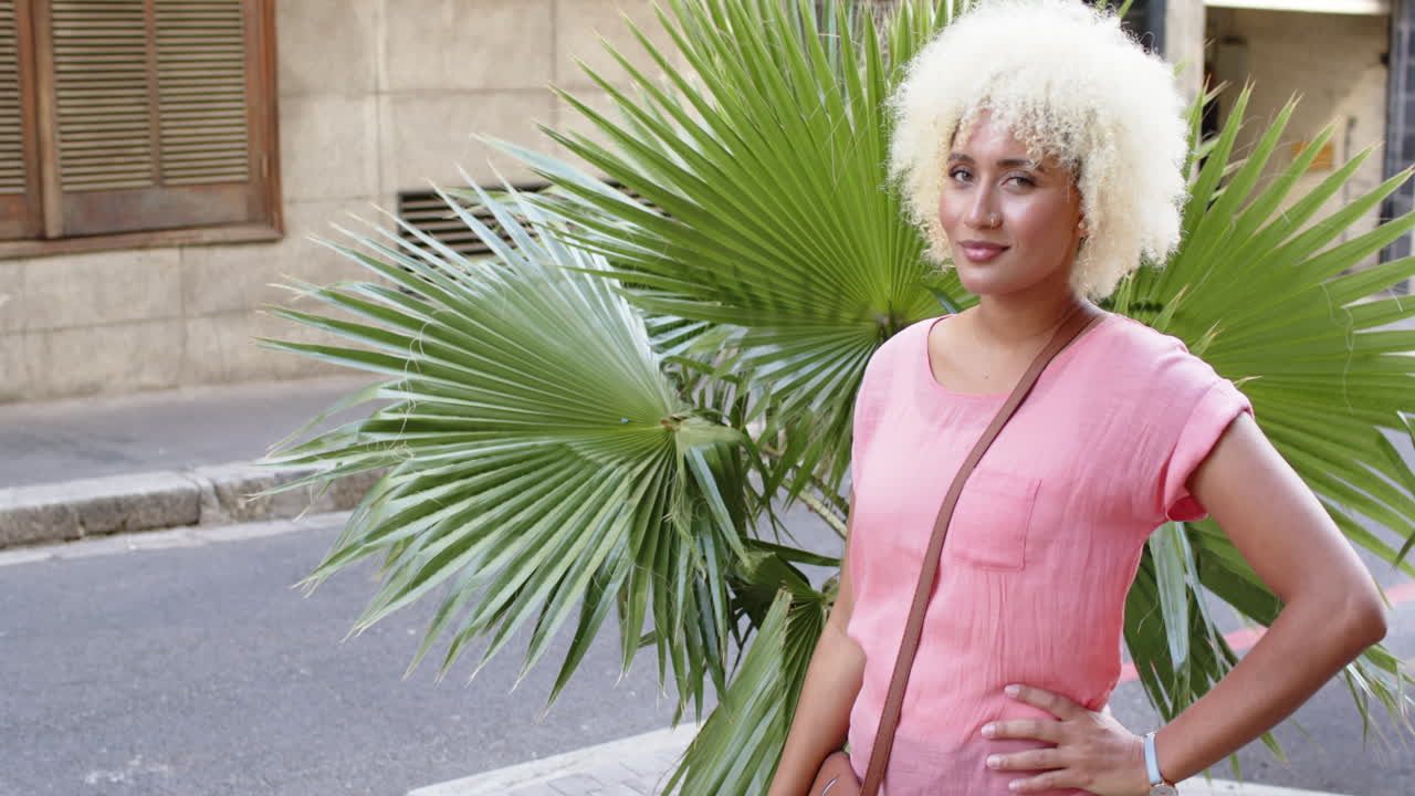 una joven con una sonrisa vibrante se encuentra con confianza en la ciudad de nueva york, copia el espacio