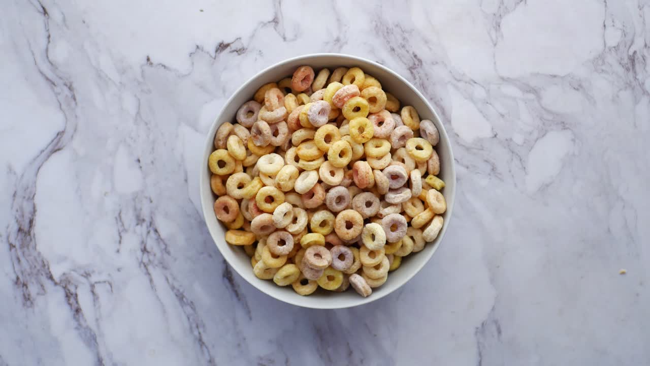un cuenco de coloridos cereales de anillo