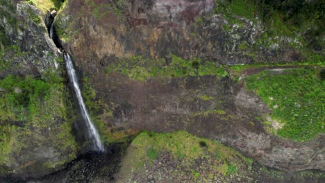 Veu-da-Noiva-Viewpoint-Waterfall-Flowing-From-A-Cliff-In-Madeira-Island,-Portugal