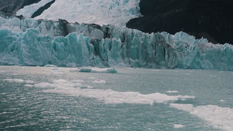 Glaciar-En-El-Lago-Argentino,-Patagonia,-Argentina---Tiro-Inclinado-Hacia-Arriba