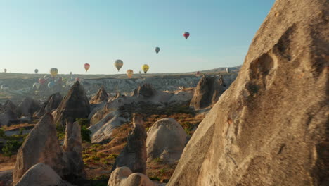 Festival-De-Globos-Aerostáticos-Sobrevolando-Goreme,-Ciudad-De-Capadocia,-Turquía