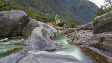 iglesia, filmada entre las rocas donde fluye el arroyo