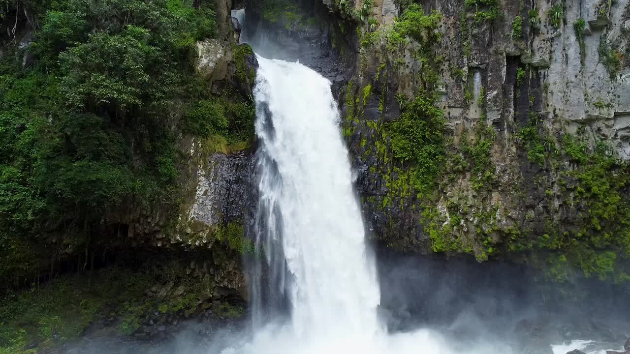 fotografía aérea de la caída de una cascada en la ciudad mágica de xico, méxico