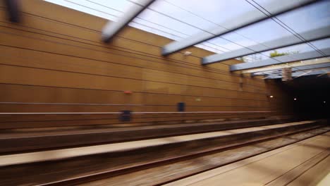 vista desde la ventana del tren en movimiento a las estaciones de tren. vista desde el tren en el túnel