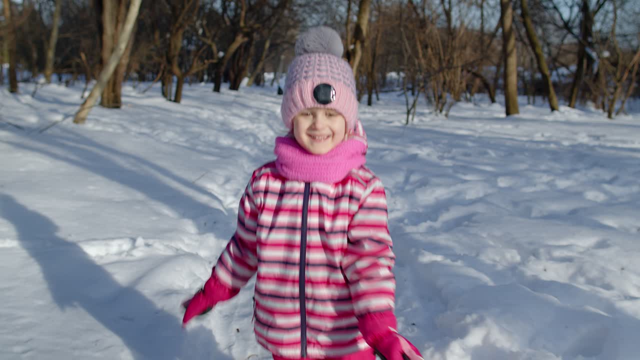 웃는 아이, 놀고 놀고, 웃고, 놀고, 놀며, 놀고 웃고 웃으며, 웃으며 웃고