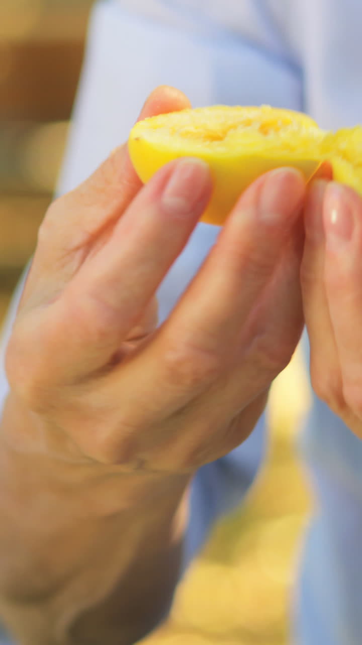 고령 부부 들 이 정원 에서 사과 과일 의 씨 ⁇  을 제거 하고 있다