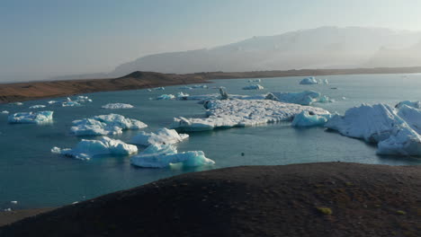 Vogelperspektive-Zerbrochene-Eisblockformationen-Des-Breidamerkurjokull-Gletschers-In-Island,-Die-Im-Jokulsarlon-See-Treiben-Und-Schwimmen.-Vatnajokull-Nationalpark.-Erderwärmung