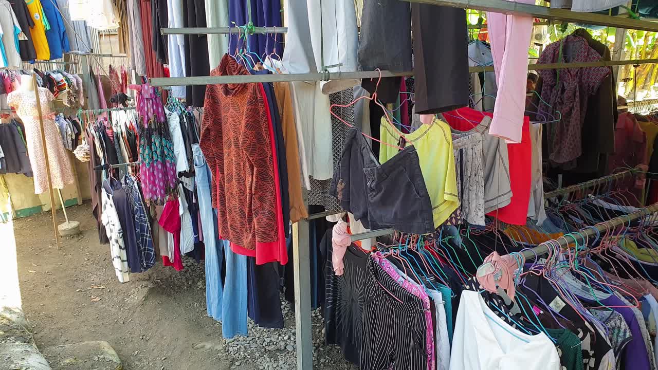 ropa de segunda mano importada de países asiáticos exhibida en un puesto de mercado para la venta en la capital dili, timor leste, sudeste asiático