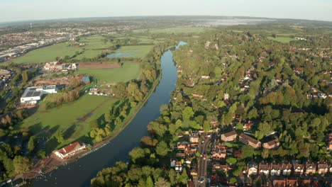 Luftaufnahme-über-Einem-Fluss,-Der-Durch-Ein-Wohngebiet-Im-Vereinigten-Königreich-Fließt