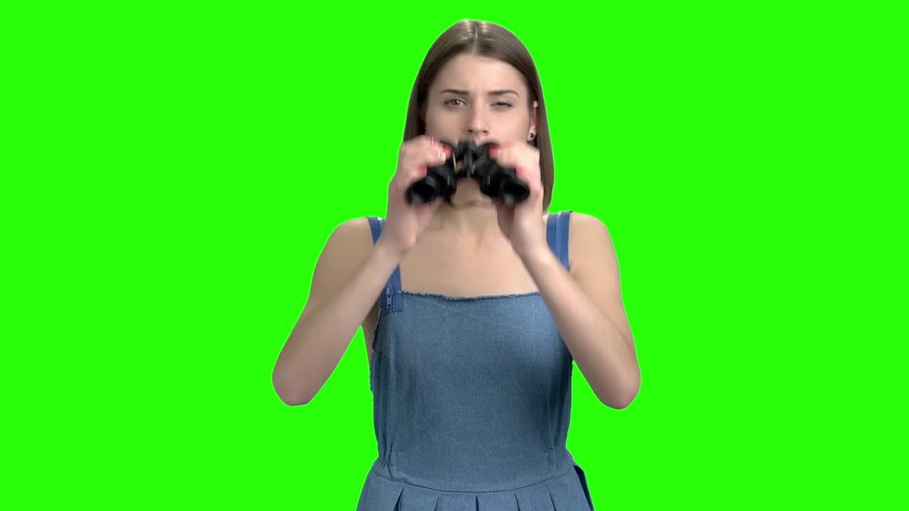 안경을 통해 보는 젊은 여성의 초상화입니다.