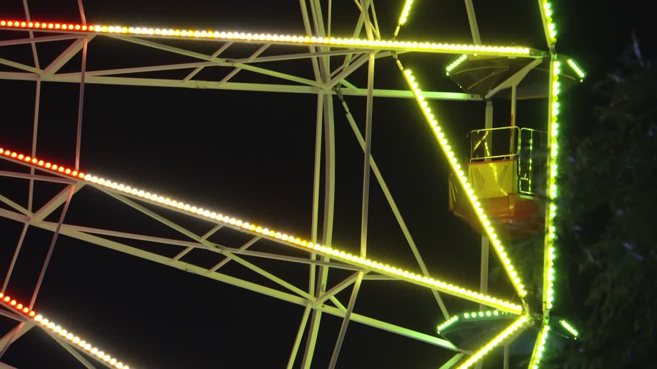 fragmento de la rueda gigante. atracción en el parque