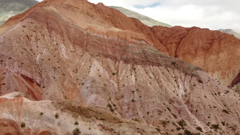 hermosas montañas multicolores vistas por un dron en la región de jujuy, noreste de argentina