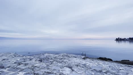 Isla-De-Playa-Pavimentada-Desde-La-Orilla-Del-Mar-Lovran,-Opatija,-Croacia