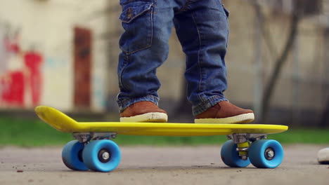 bebé en patineta. piernas de niño montar en patinaje al aire libre