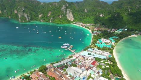 Laguna-Ocupada-En-La-Famosa-Isla-De-Vacaciones-Koh-Phi-Phi-En-Tailandia,-órbita-Aérea