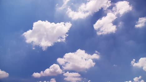 Schöner-Blauer-Himmel-Mit-Wolken-An-Einem-Hellen,-Sonnigen-Tag-Für-Abstrakten-Hintergrund