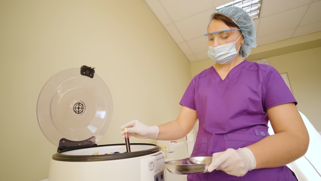 preparación de plasma rico en plaquetas. tubo con sangre en las manos.