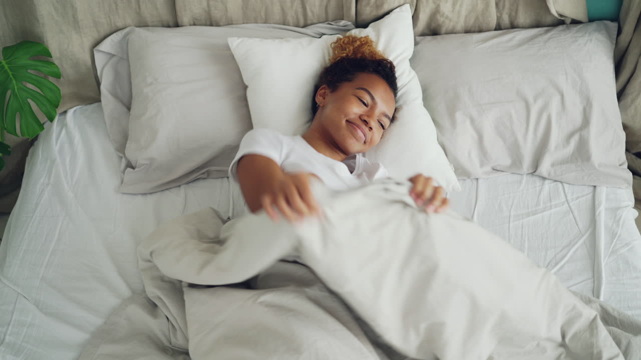 mujer relajándose en la cama