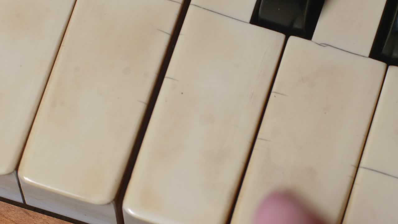 피아노에서 악보를 연주하는 손가락을 밀어