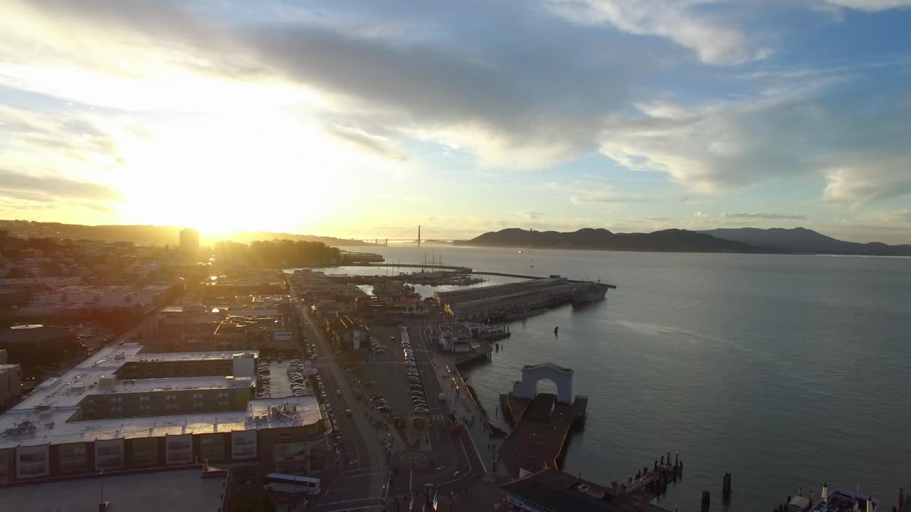 샌프란시스코 베이를 드러내기 위해 일몰에서 멀어지는 드론 샷