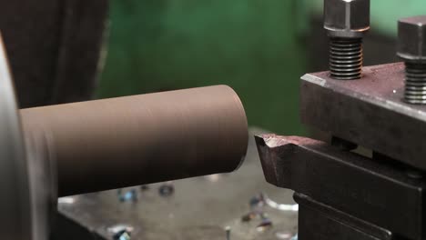 procesamiento de piezas metálicas cilíndricas en un torno de fábrica