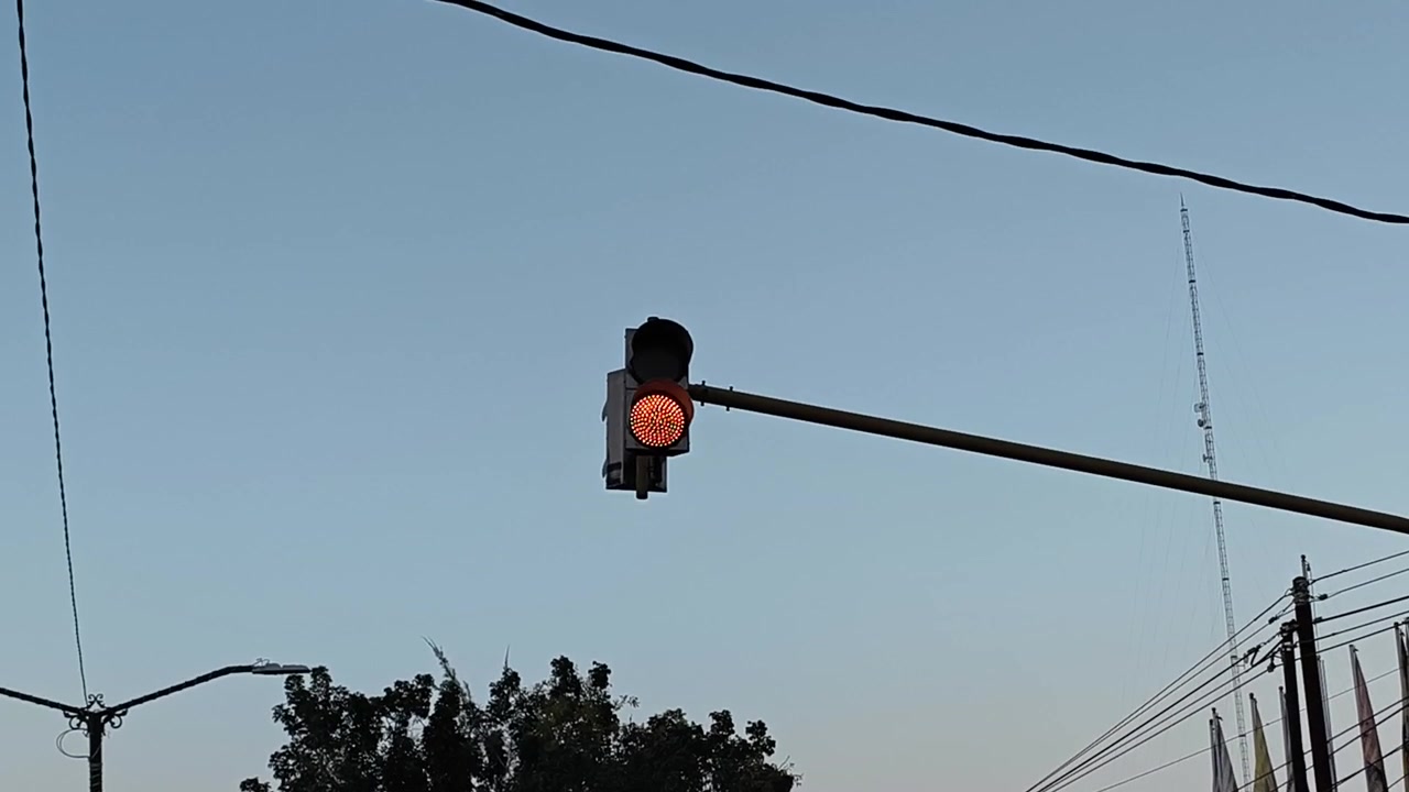 Semáforo Piscando Vermelho Contra um Céu Azul Claro