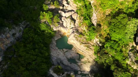 Kopfschuss-Drohne,-Abwärtsbewegung-Der-Albanischen-Schlucht-„Syri-I-Ciklopit“.