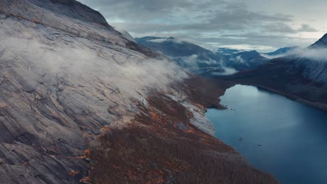 Vista-Aérea-Del-Lago-Eiavatnet-En-El-Norte-De-Noruega