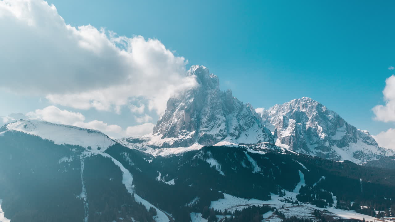 cima de la montaña seceda en nubes hiperlapso espectacular, dolomitas