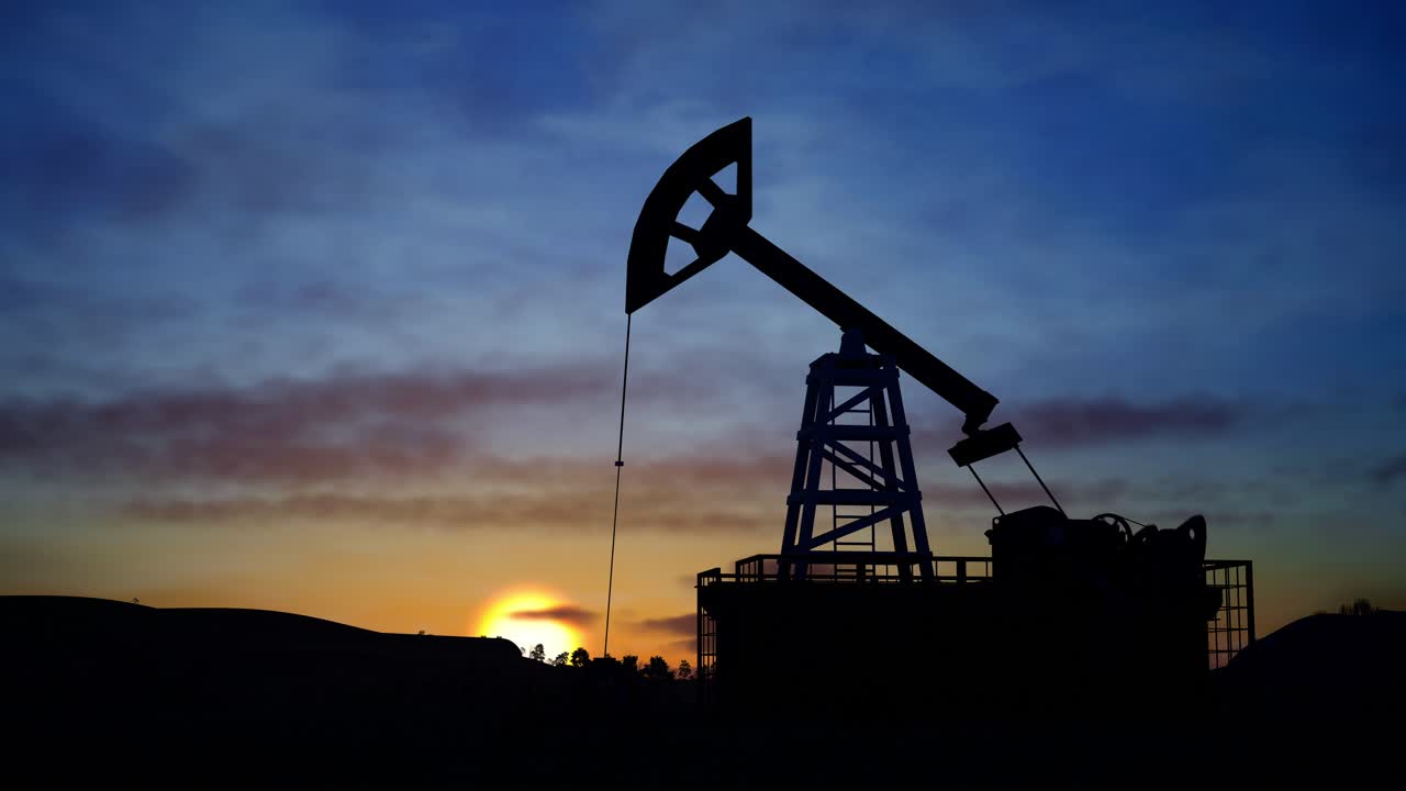 bomba de petróleo, equipos de la industria petrolera, perforaciones de perforación silueta del campo petrolífero al atardecer con un cielo dramático