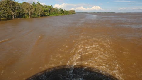 un barco navegando viaja por las aguas del río amazonas de la selva amazónica brasileña