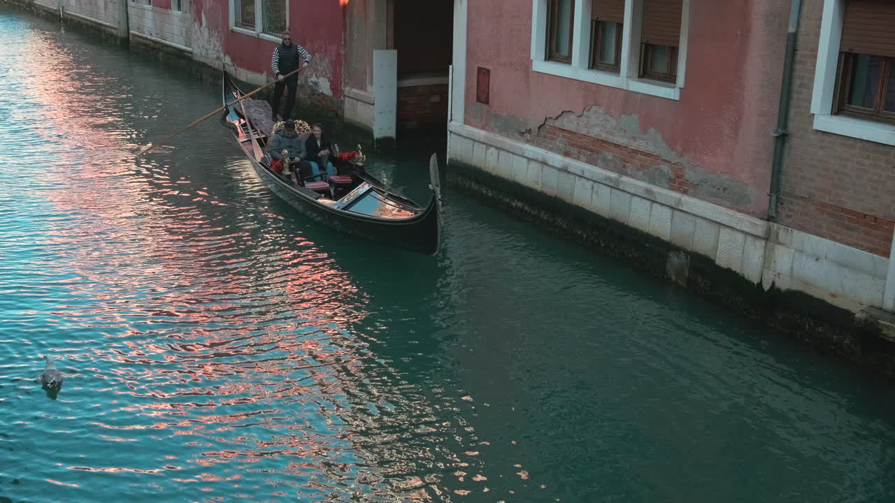 해가 지는 베네치아 운하 의 곤돌라 타기