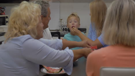 Kind-Isst-Wassermelone-Aus-Den-Händen-Der-Mutter