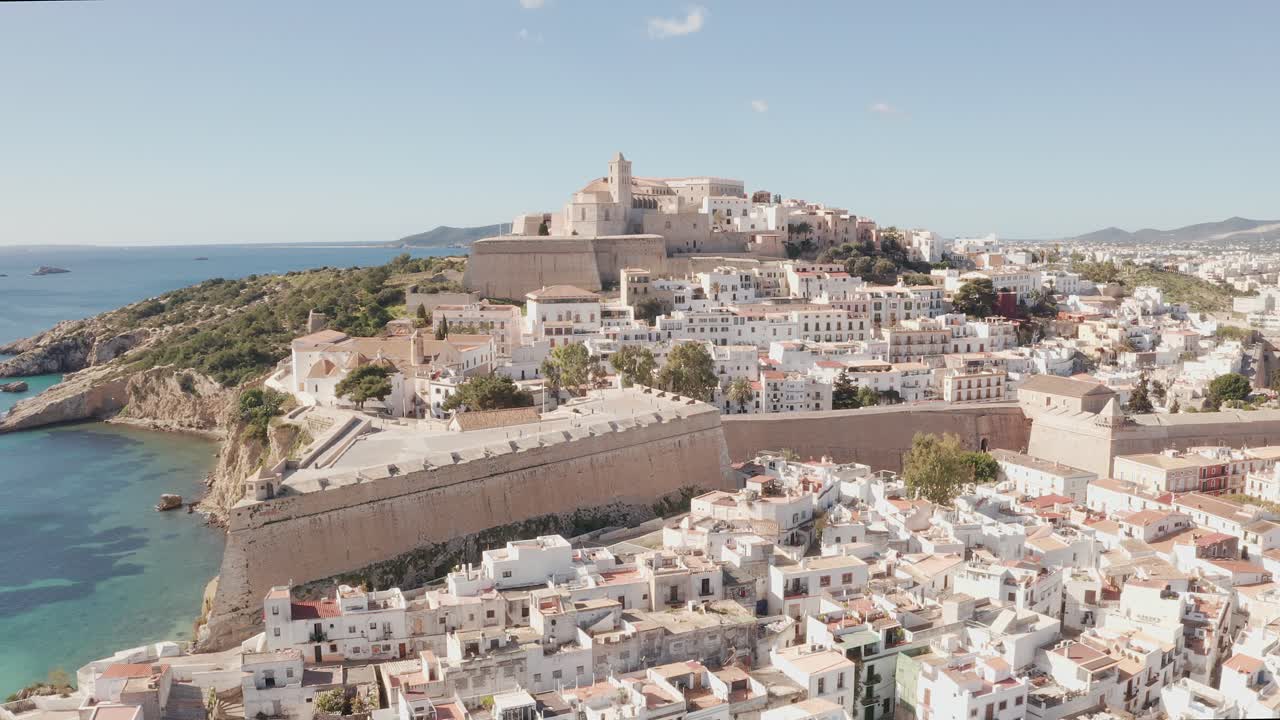 Vista aerea della città di Ibiza, della Città Vecchia e delle mura della città di Eivissa, sull'isola di Ibiza, in una giornata soleggiata e limpida.