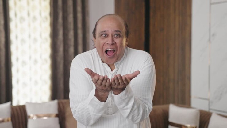 glücklicher alter indischer mann wird überrascht