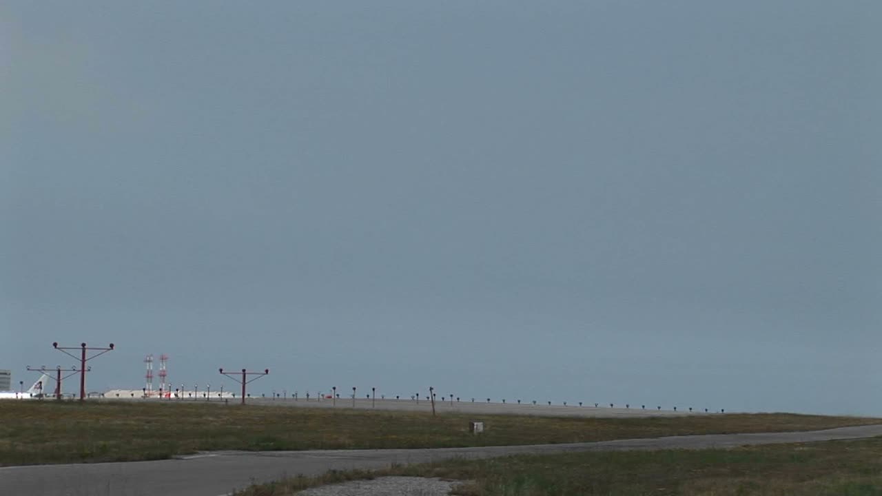 amplia toma de aviones a reacción aterriza en una pista de aeropuerto