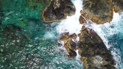 Vuela-Sobre-Las-Olas-Y-Las-Rocas-Del-Parque-Nacional-Arikok