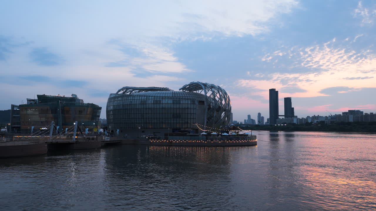 여름에 떠다니는 세비트 섬 한강 극적인 일몰 하늘, 반포 세오초-구 서울 한국