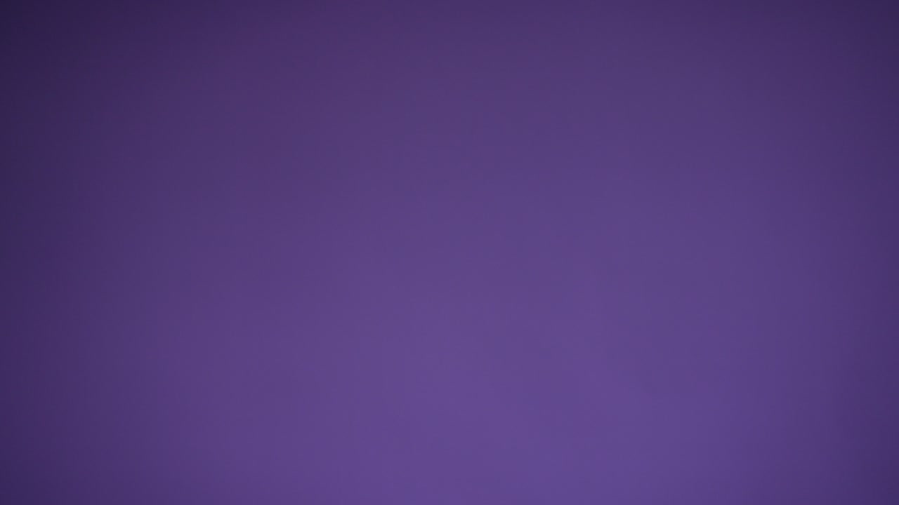 las manos de la mujer se levantan y muestran cartón creciente señal de inflación