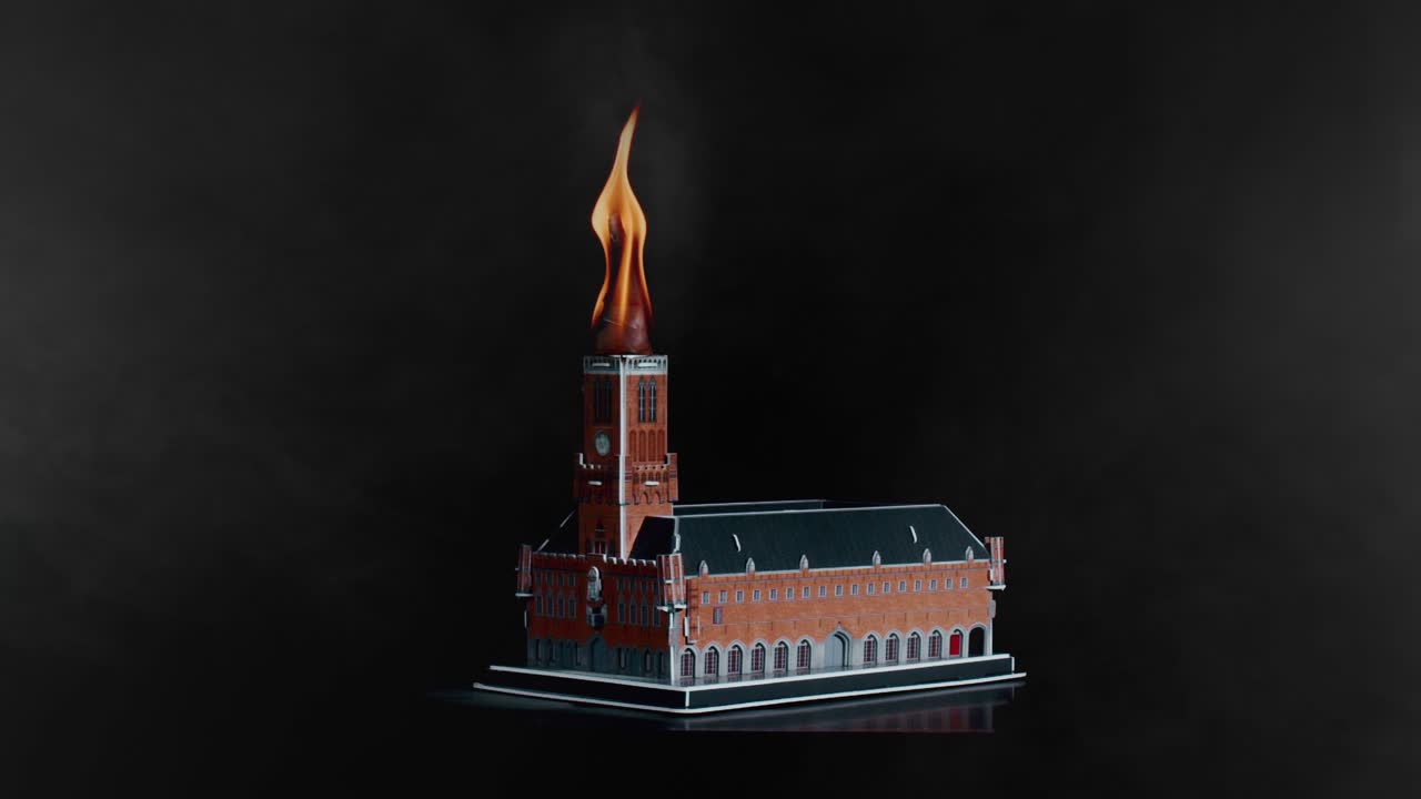 Klokketårnet i Brugge, en gotisk bygning fra det 13. århundrede ramt af brand, miniature-scene mod sort baggrund, studieoptagelse, Brugge