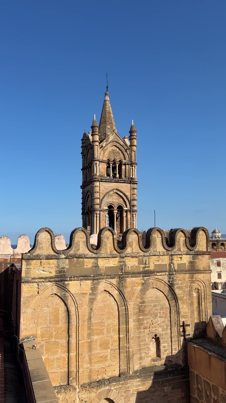 Vista dello skyline di Palermo con architettura storica e cielo blu